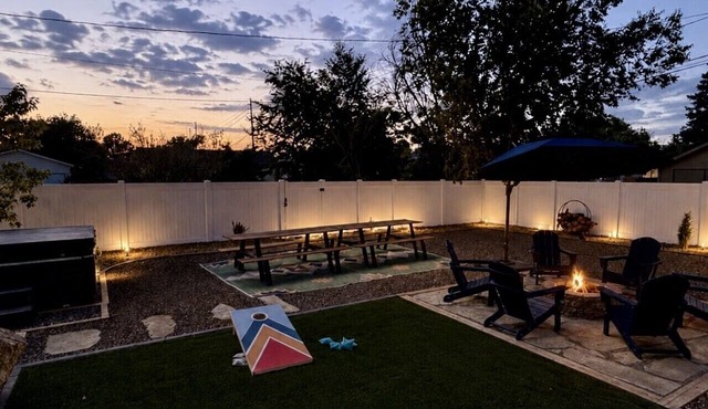 Spacious Downtown Location | 4BA, 2 Kitchens + Game Room
