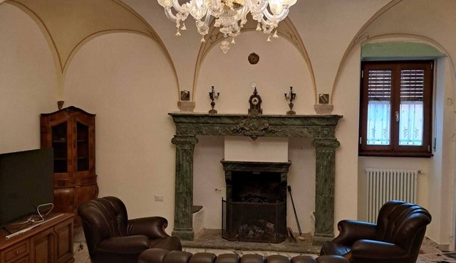 Spacious family apartment with historic charm 10 minutes from Luino