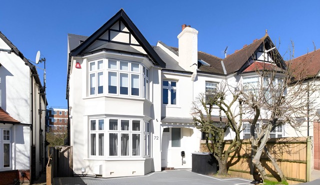 Spacious Family 5-bedroom house with Home Cinema and A/C