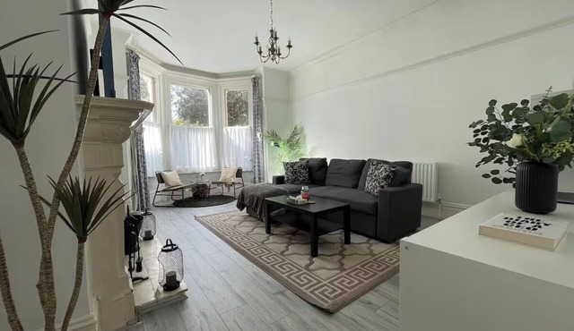 Spacious Flat | Sleeps 7, Pet-Friendly + Parking