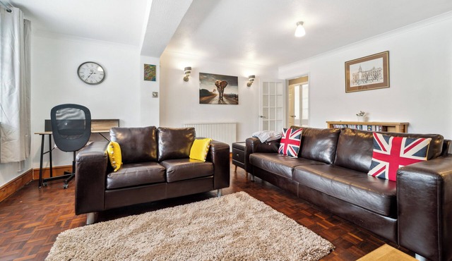Spacious Home - Sleeps 10 - Free Parking - Pets