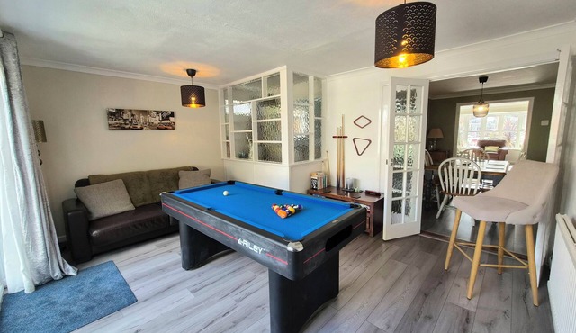 spacious home with pool table, 3 bedrooms, 2 minutes drive from seafront