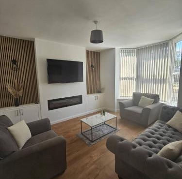 Spacious House with Parking and pool table