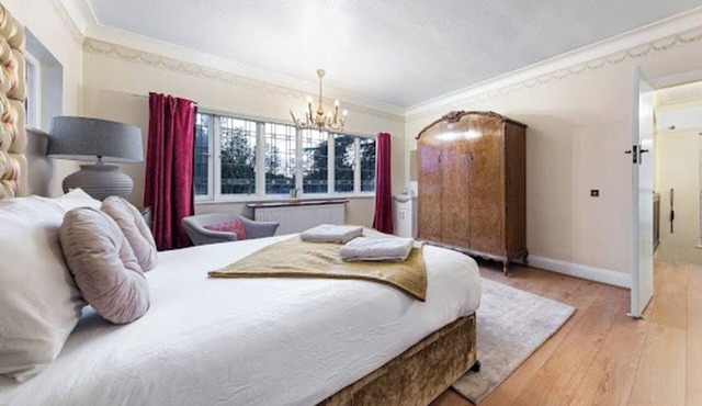 Spacious large house with private parking, perfect for families or groups.