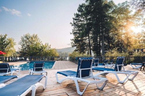 Spacious log cottage Resort access