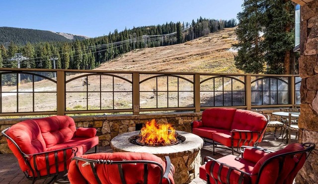 Spacious Lone Eagle ski-in, ski-out 3BR condo w/pool, hot tubs & mtn views!