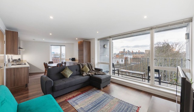 Spacious modern 3 bed central & by the station