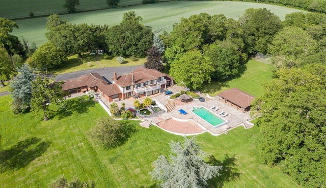 Spacious N.London Mansion w/Heated Pool, Games Room, Pool House & Tennis Court