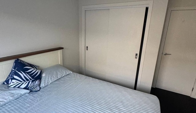 Spacious One-Bedroom with Private Bathroom – Aotea