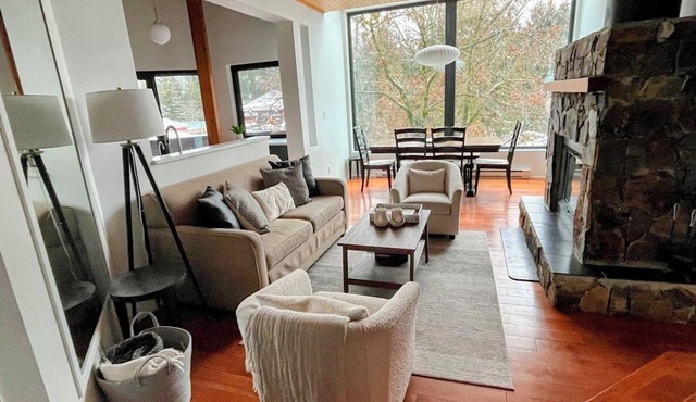 Spacious Penthouse - WOW! Village Square, Shopping, Dining, Free Parking,