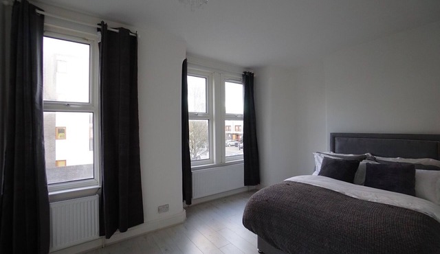 Spacious private room w/lock | Close to station| Direct train to central London