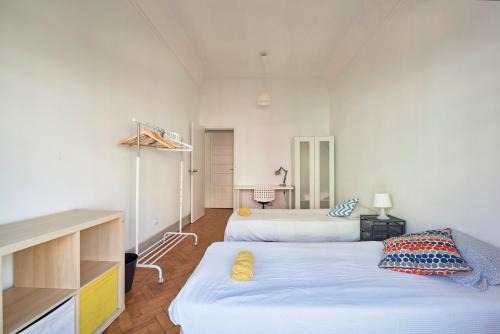 Spacious room with balcony in a Coliving apartment in Alameda