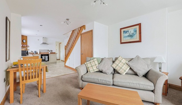 Spacious, Self Contained Annexe with Parking - Pass the Keys