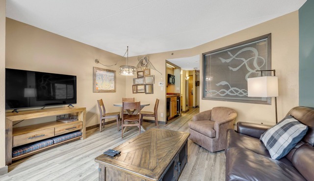 Spacious ski-in/ski-out Studio, 1-Bath Prime Location to Ski Slopes!