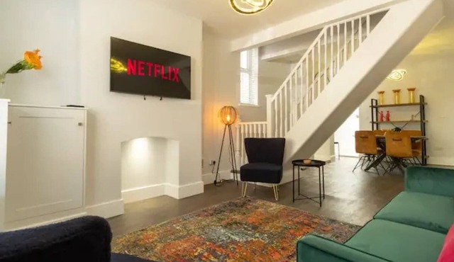 Spacious Sparkenhoe House with parking