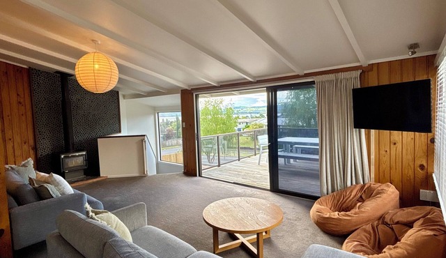 Spacious Taupō home with lake views