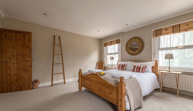 Spacious Victorian Farmhouse - stunning rural views, near Henley on Thames
