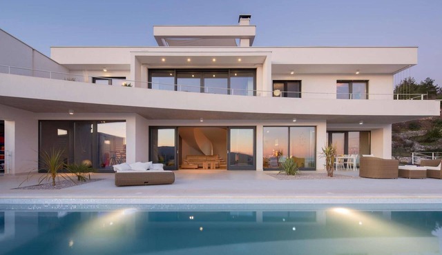 Spacious Villa with Pool