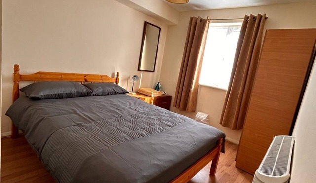 specious 1 Bed Apartment with parking & free wifi 5 minute Goodmayes station