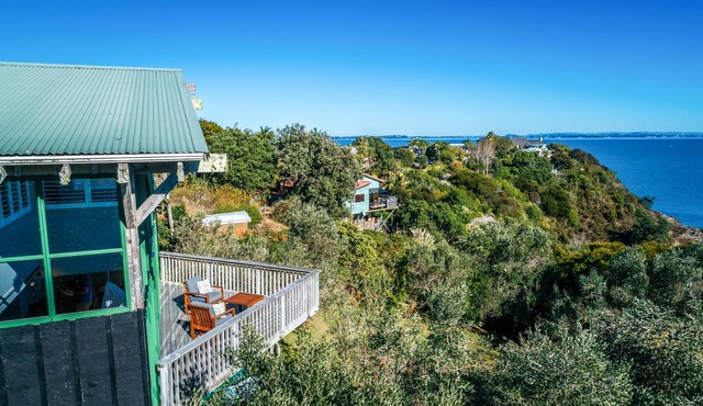 Spinnaker Watch - A relaxed coastal retreat with breathtaking views to Auckland City. Spinnaker Watch offers spacious living, linen furnishings, sunny decks, and a short walk to the beach the perfect Waiheke escape for couples or small groups.