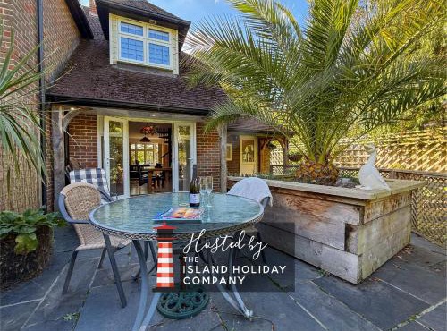 Squirrel Haven - Dog Friendly Woodland Retreat in Wootton Bridge, Isle of Wight