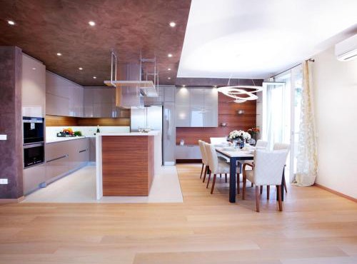 State of the art home suite with 180 degree panoramic lake view, pool and spa sleeping up to 10 guests by Italian Apartments