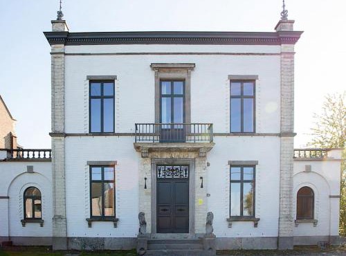 Statig herenhuis met grote tuin en jacuzzi