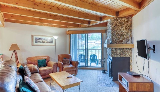 Stay like a local in Wildernest- Two bedroom condo with awesome clubhouse