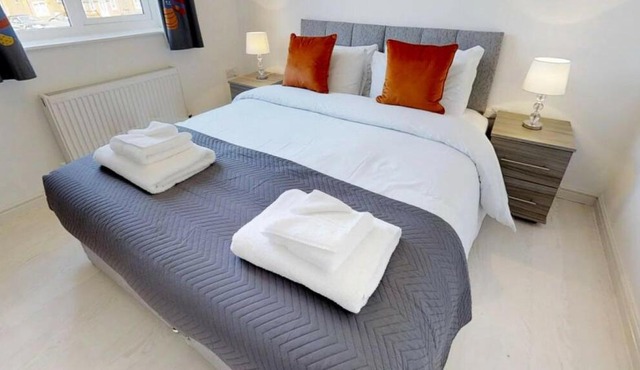 StayZo Cole Green Lane Accommodation- FREE Parking