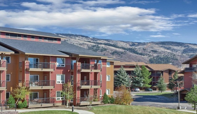 Steamboat 2BR Mountain Villa – Full Kitchen, Fireplace & Near Ski Resort