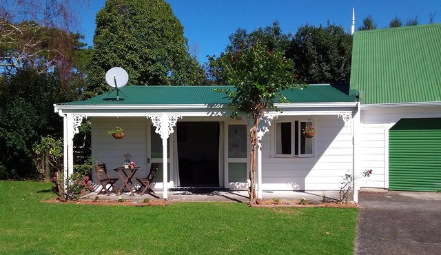 Stellar Cottage - Set on Sunny & Serene 1.75 Acres. Close to Town/wi-fi