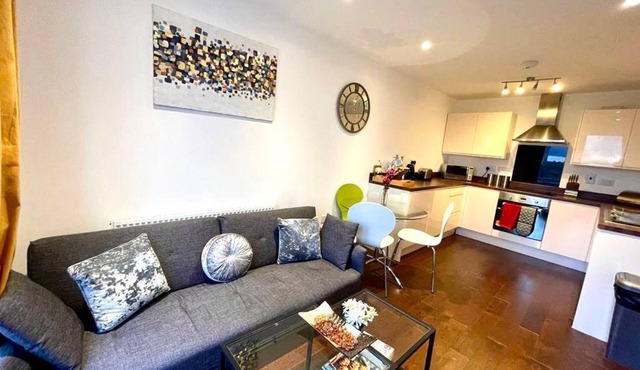 ✩ Stevenage Town ✩ Balcony ✩ 2 Bed Apt, 5 guests