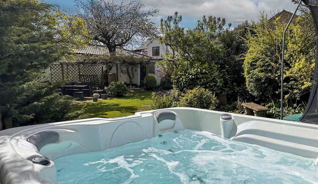 Stone Cottage - Hot Tub, Wooded Garden, Play Area