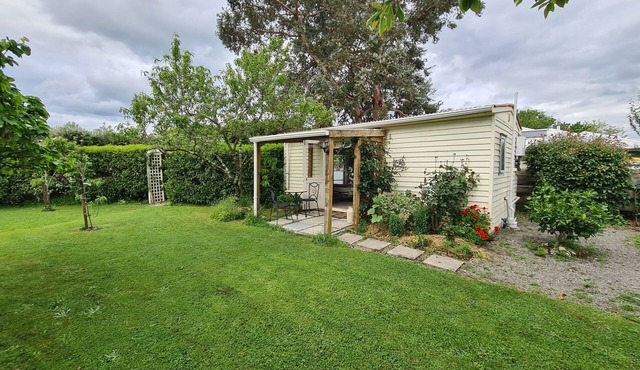 Studio 25 - a charming room in a country garden setting