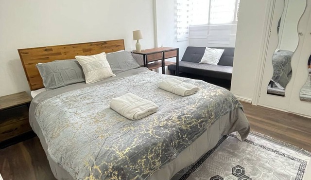 Studio A– Elegant Chic Retreat Near London Landmarks