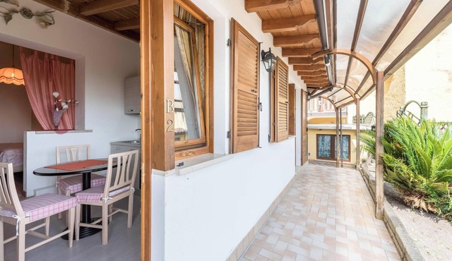 Studio Gardasol Monolocale 2 ApartHotel with Lake View, Pool & Wi-Fi