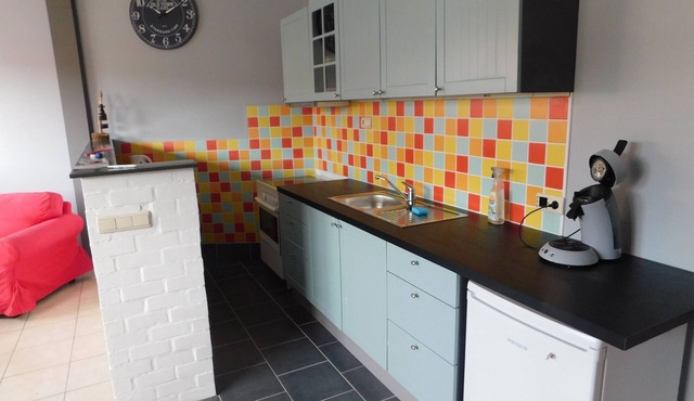 Studio near station and shops, for single person or couple
