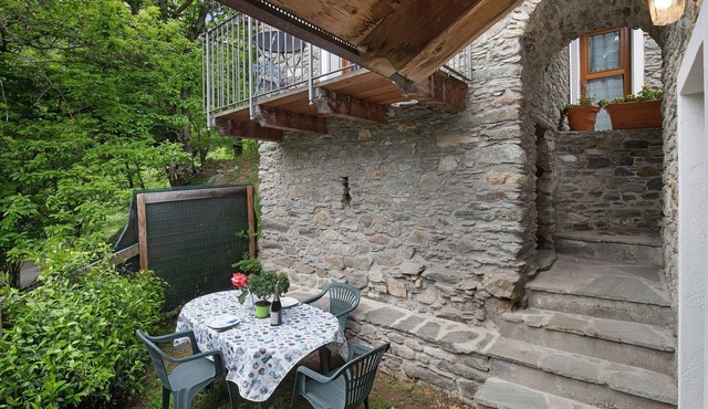 Studio 'Su 2 Livelli' with Mountain View, Shared Garden and Wi-Fi