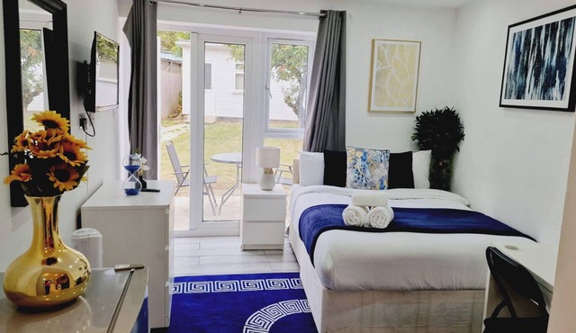 Stunning 1-bed Apartment in Harrow With Parking