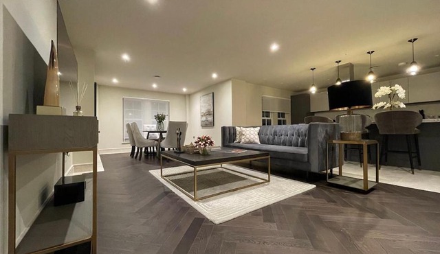 Stunning 2BA, 2BR Apt, Desirable Chigwell CHCL F6