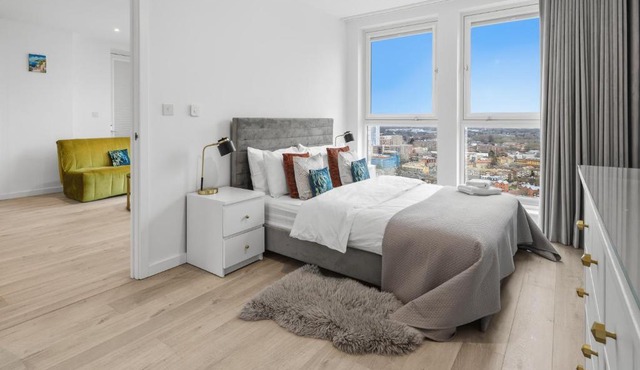 Stunning 2Bedroom Ensuite Apartment Near Excel & 02 Area