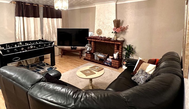 Stunning 3-Bed House in Enfield, can sleep 10
