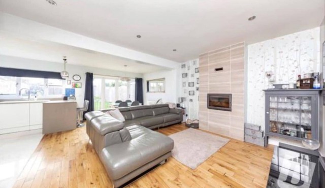 Stunning 4-Bed House in Gidea Park