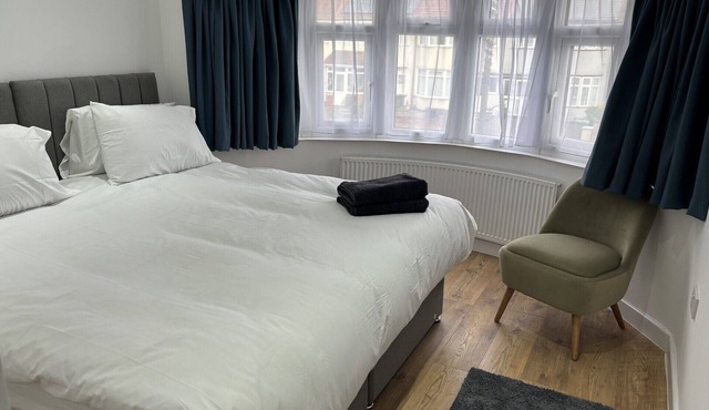 Stunning 4 Bedroom, 4 Bath home in Harrow. 6 min to Wembley and 15 min to London