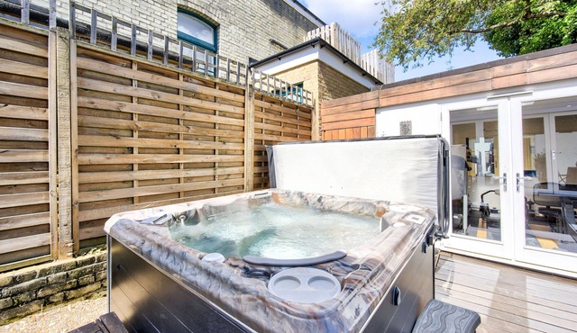 Stunning 4 Bedroom House - Hot tub+Gym - Sleeps upto 8 -Escape London, in London