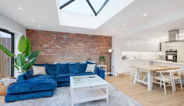 Stunning 6 Bed House with Game Room and Garden