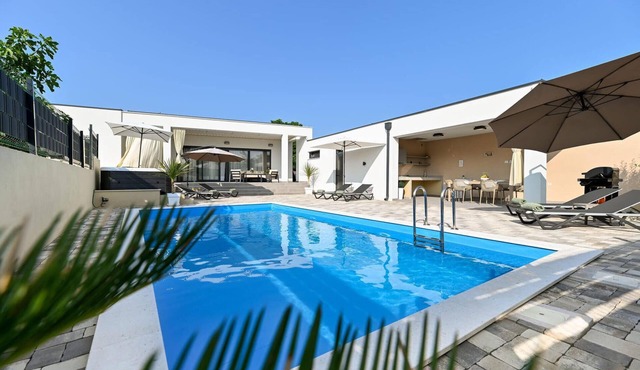 StunNing home in Nin with sauna
