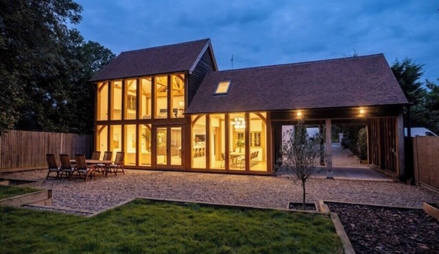 Stunning Oak Glass House London 30 min Train /BBQ/Garden/Hot Tub package