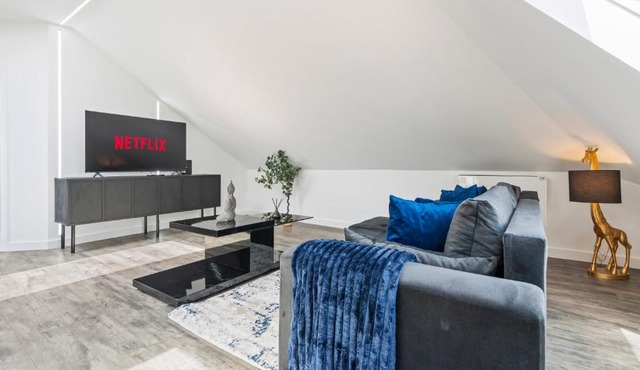 Stunning Penthouse-Style 2-Bed Uxbridge
