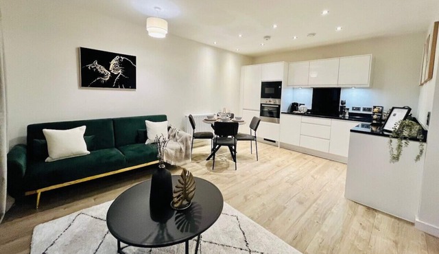 Stunning Skyline Flat in London - 2 Beds & Balcony